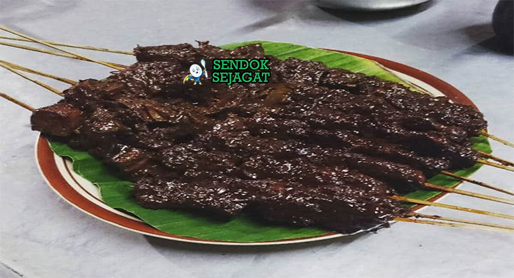 Tusuk Sate Kerbau khas Kudus dengan daging kerbau kecokelatan, bumbu kecap manis pedas, tampak gurih empuk menggugah selera
