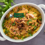 Sayadieh khas Lebanon dengan nasi harum bawang karamel kecokelatan, fillet ikan goreng renyah di atasnya, kacang pinus taburan, tampak gurih manis menggugah selera