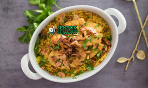 Sayadieh khas Lebanon dengan nasi harum bawang karamel kecokelatan, fillet ikan goreng renyah di atasnya, kacang pinus taburan, tampak gurih manis menggugah selera