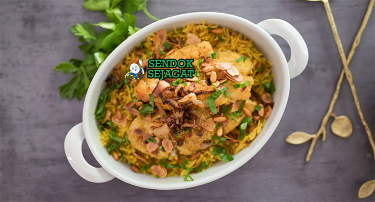 Sayadieh khas Lebanon dengan nasi harum bawang karamel kecokelatan, fillet ikan goreng renyah di atasnya, kacang pinus taburan, tampak gurih manis menggugah selera