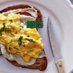 Scotch Woodcock khas Inggris dengan roti panggang renyah, saus telur lembut, fillet anchovy gurih, tampak hangat menggugah selera