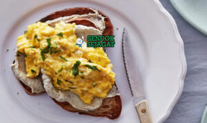 Scotch Woodcock khas Inggris dengan roti panggang renyah, saus telur lembut, fillet anchovy gurih, tampak hangat menggugah selera