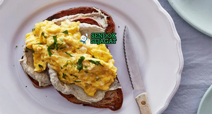 Scotch Woodcock khas Inggris dengan roti panggang renyah, saus telur lembut, fillet anchovy gurih, tampak hangat menggugah selera