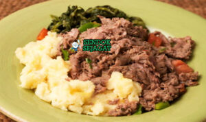 Seswaa khas Botswana dengan daging sapi rebus hancur lembut serat halus, tampak gurih hangat menggugah selera