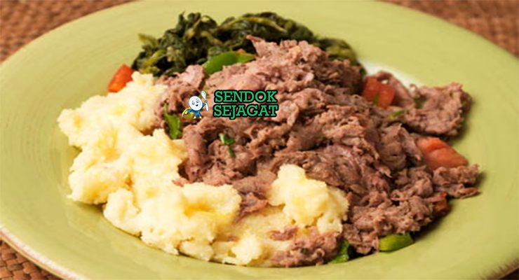 Seswaa khas Botswana dengan daging sapi rebus hancur lembut serat halus, tampak gurih hangat menggugah selera