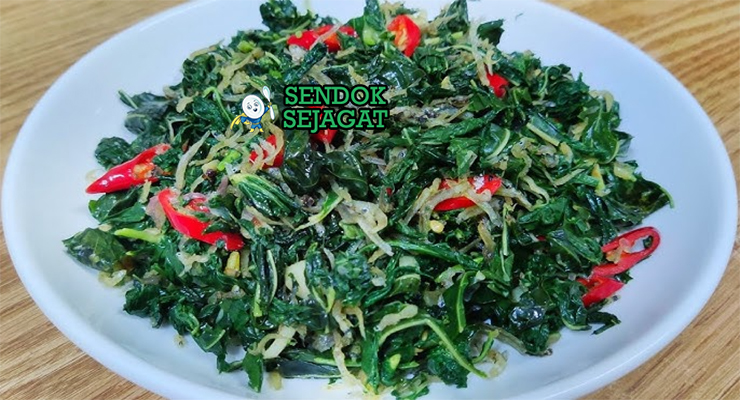 Tumis Daun Singkong khas Indonesia dengan daun singkong lembut, terasi gurih, cabai rawit banyak, tampak segar pedas menggugah selera