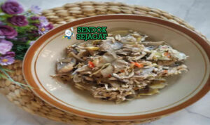 Tumis Jantung Pisang khas Manado dengan jantung pisang iris renyah, cabai rawit banyak, teri goreng gurih, tampak segar pedas menggugah selera