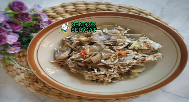 Tumis Jantung Pisang khas Manado dengan jantung pisang iris renyah, cabai rawit banyak, teri goreng gurih, tampak segar pedas menggugah selera