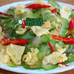 Tumis Pare Telur khas Indonesia dengan pare iris renyah, telur orak-arik lembut, bumbu kecap gurih, tampak segar menggugah selera