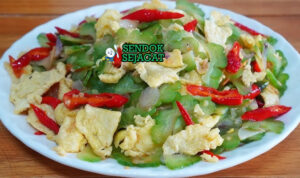 Tumis Pare Telur khas Indonesia dengan pare iris renyah, telur orak-arik lembut, bumbu kecap gurih, tampak segar menggugah selera