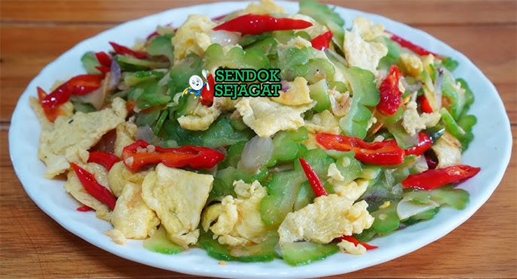 Tumis Pare Telur khas Indonesia dengan pare iris renyah, telur orak-arik lembut, bumbu kecap gurih, tampak segar menggugah selera