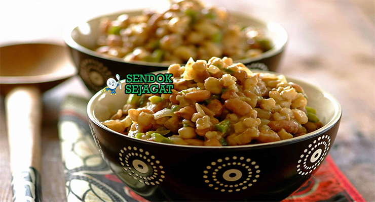 Umgqusho khas Afrika Selatan dengan jagung kering dan kacang merah rebus lembut, tampak gurih hangat menggugah selera