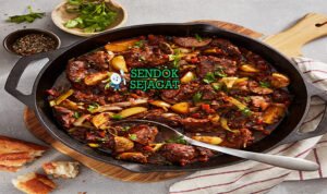 Wild Boar Stew khas Australia dengan daging babi hutan empuk, tomat bush earthy, wortel bawang kental, tampak gurih hangat menggugah selera