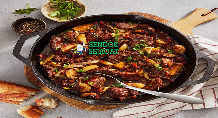 Wild Boar Stew khas Australia dengan daging babi hutan empuk, tomat bush earthy, wortel bawang kental, tampak gurih hangat menggugah selera