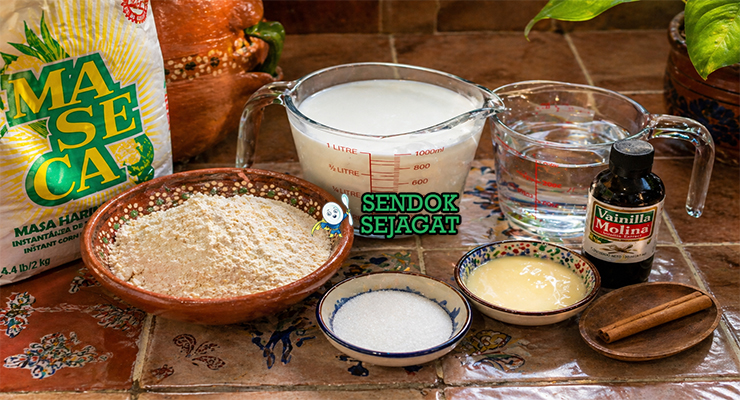 Tepung jagung, susu, gula, kayu manis, dan vanila tersusun rapi sebagai bahan atole