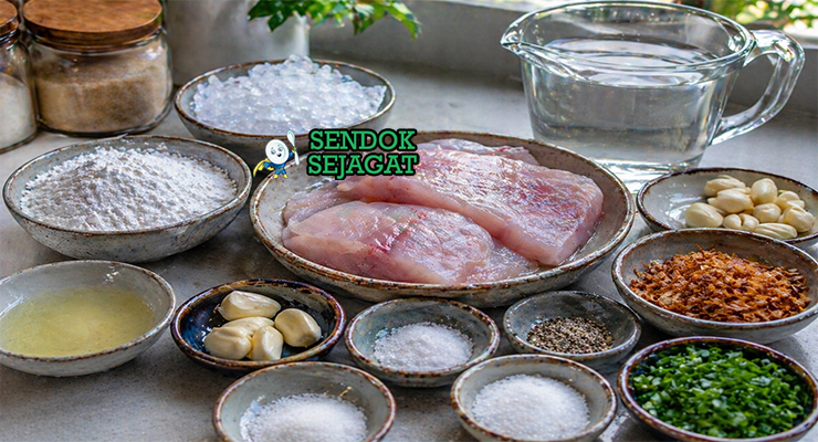 Fillet ikan tenggiri, tepung tapioka, bawang putih, telur, dan bumbu tersusun rapi di meja dapur