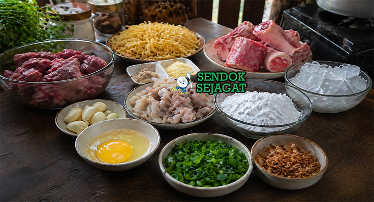 Daging sapi, urat, tepung tapioka, bawang putih, es batu, dan bumbu tersusun rapi di meja dapur