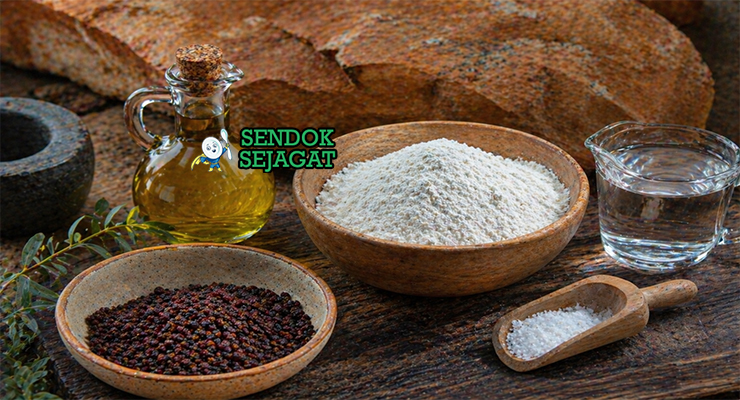 Tepung, bush tomato kering, minyak zaitun, air, dan garam tersusun sederhana dengan nuansa alami