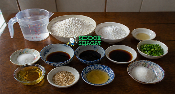 Tepung beras, tepung tapioka, air, kecap asin, minyak wijen, gula, dan daun bawang tersusun rapi sebagai bahan utama chee cheong fun