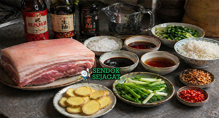 Bahan utama resep dong po rou seperti daging perut babi, jahe, daun bawang, arak Shaoxing, kecap, dan gula batu di meja dapur