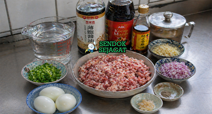 Daging babi cincang, bawang putih, kecap, telur, gula batu, dan rempah khas tersusun rapi di meja dapur