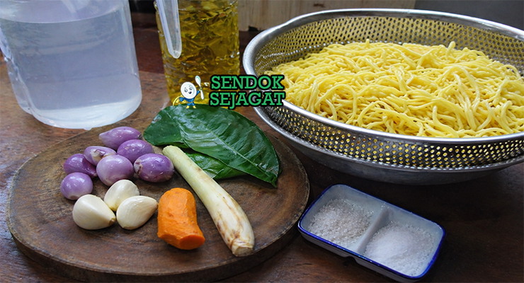Bahan mie glosor terdiri dari mie kuning, kunyit segar, bawang merah, bawang putih, dan serai