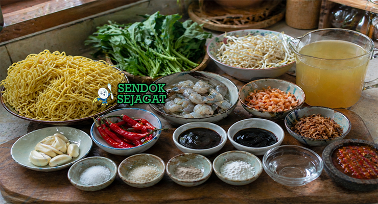 Aneka bahan mie kangkung seperti mie kuning, kangkung, tauge, udang, bawang putih, cabai, dan ebi yang tersusun rapi di meja dapur