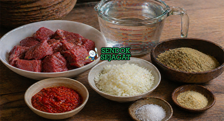 Bubuk daun baobab, daging, cabai, bawang, dan bumbu tersusun rapi untuk memasak miyan kuka