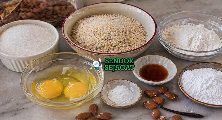 Almond, gula, putih telur, dan bahan lain tersusun rapi sebagai bahan kue tradisional Italia