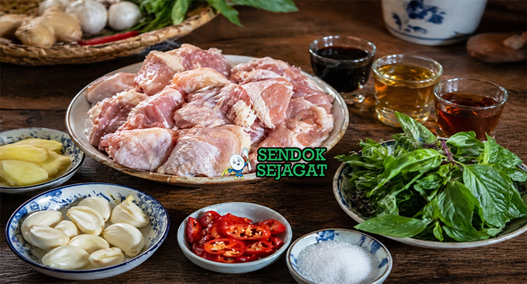 Potongan ayam, bawang putih, jahe, minyak wijen, kecap, dan daun basil tersusun rapi