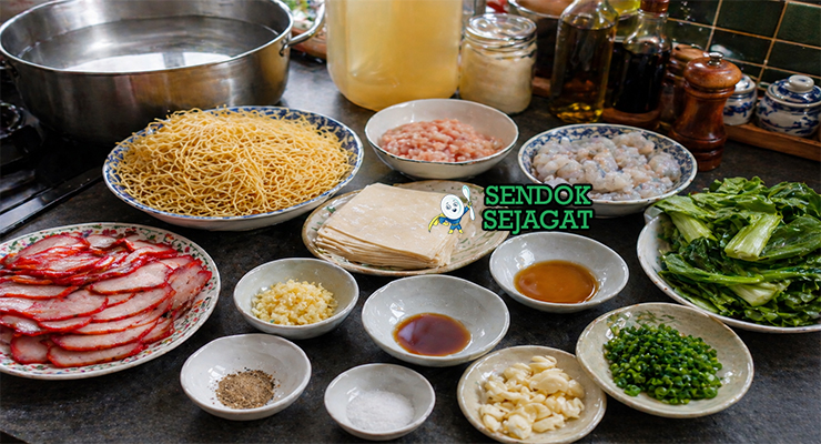 Mi telur, udang, kulit pangsit, saus, dan bumbu tersusun rapi di meja dapur