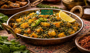 Aloo methi khas India dengan kentang dadu empuk berbalut daun methi hijau dan rempah pedas gurih, disajikan hangat di mangkuk
