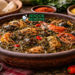 Atama soup khas Nigeria dengan kuah kental berwarna oranye dari palm nut, berisi daging, ikan, periwinkle, dan daun atama segar, disajikan hangat di mangkuk