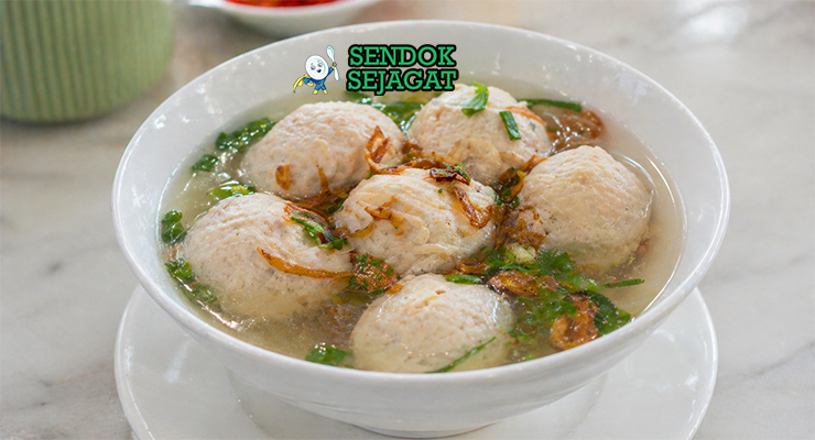 Bakso ikan putih kenyal dalam kuah bening dengan taburan daun bawang dan bawang goreng