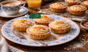 Budino di Riso Khas Italia Siap Sajian Hangat Budino di riso khas Italia dengan pudding nasi creamy kuning lembut, taburan kayu manis, dan zest lemon disajikan di mangkuk putih