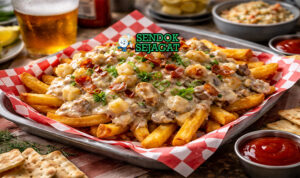 Chowder Fries Siap Sajian dengan Kuah Krim Menggoda Chowder fries khas Amerika dengan kentang goreng renyah disiram kuah sup krim kerang kental, taburan bacon dan peterseli, disajikan hangat