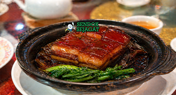 Dong po rou dalam piring saji dengan potongan daging perut babi empuk, kulit kenyal, dan saus kecokelatan kental, ditemani nasi putih