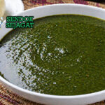 Ewedu soup berwarna hijau dengan tekstur lembut dan sedikit kental, disajikan dalam mangkuk bersama amala khas Nigeria