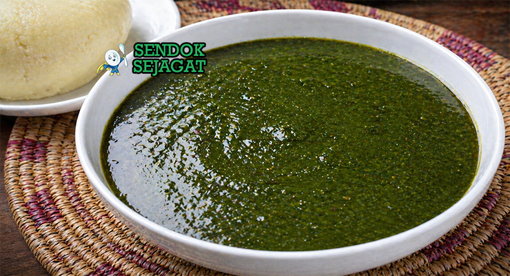 Ewedu soup berwarna hijau dengan tekstur lembut dan sedikit kental, disajikan dalam mangkuk bersama amala khas Nigeria