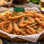 Fried school prawns khas Australia dengan udang kecil goreng renyah keemasan, ditaburi garam laut dan disajikan dengan lemon wedges di piring putih