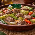 Hidangan garang asem daging sapi Jawa Tengah autentik dengan potongan daging empuk juicy, kuah santan bening asam segar, irisan belimbing wuluh dan cabe rawit di mangkuk tanah liat yang menggugah selera