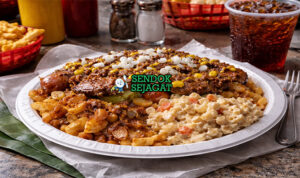 Garbage Plate Siap Sajian dengan Isian Menggoda Garbage Plate khas Rochester dengan macaroni salad, home fries, daging cincang, dan meat sauce disiram di atas Fritos, ditaburi bawang dan mustard