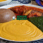 Mangkuk gbegiri sup kacang Nigeria berwarna cerah dari minyak sawit, disajikan hangat dengan tekstur kental menggugah selera