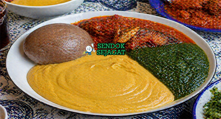 Mangkuk gbegiri sup kacang Nigeria berwarna cerah dari minyak sawit, disajikan hangat dengan tekstur kental menggugah selera