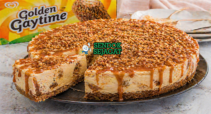 Cheesecake berlapis krim dengan topping karamel dan remah biskuit renyah berwarna keemasan
