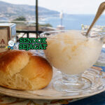 Granita khas Sisilia dalam gelas dengan kristal es halus rasa almond dan lemon, disajikan bersama brioche lembut berwarna keemasan di meja kafe Italia