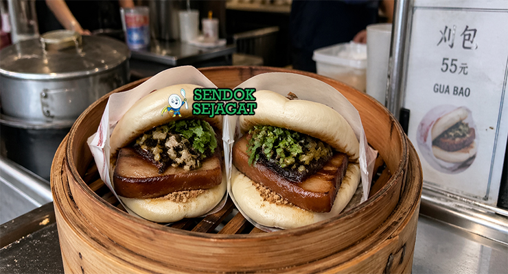 Roti kukus putih lembut terlipat dengan isian daging babi berwarna cokelat karamel, kacang tumbuk, dan daun ketumbar segar