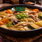 Houtou fudou khas Jepang dengan mi tebal, labu kabocha, wortel, jamur, dan kuah miso kental disajikan panas di mangkuk