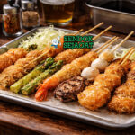 Kushikatsu khas Jepang dengan tusukan ayam, udang, terong, kubis, dan jamur goreng renyah disajikan di piring dengan saus Worcestershire