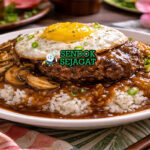Loco moco khas Hawaii dengan nasi putih, patty daging juicy, telur mata sapi, dan gravy cokelat kental disajikan di piring putih